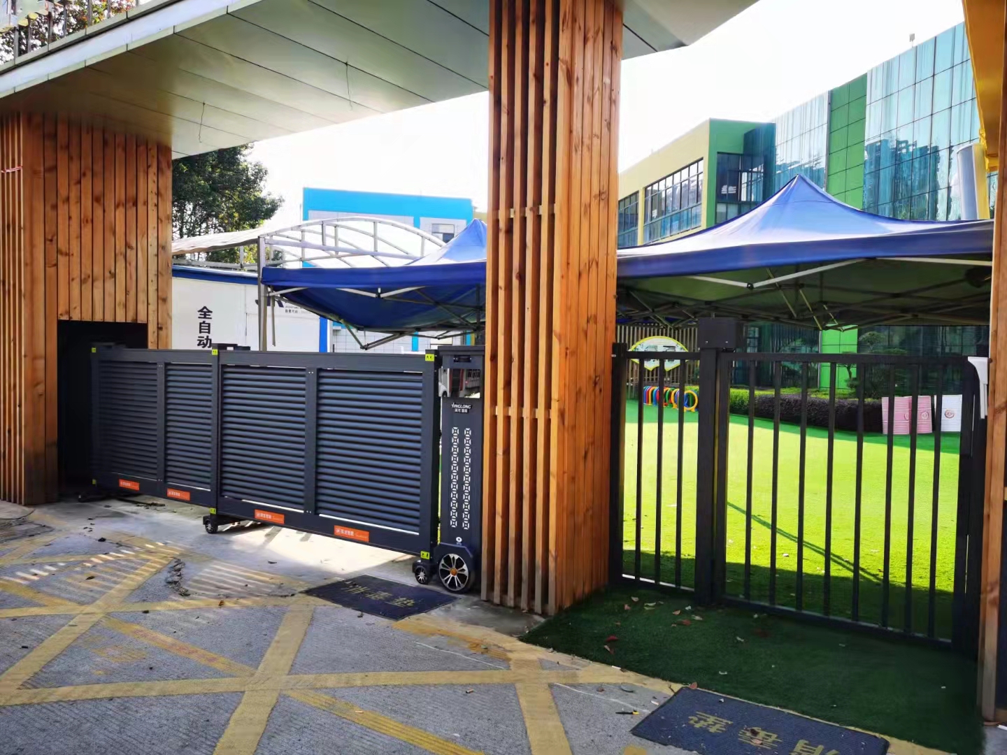 熱烈祝賀英龍智能電動(dòng)段滑門進(jìn)駐江夏區(qū)東湖路幼兒園