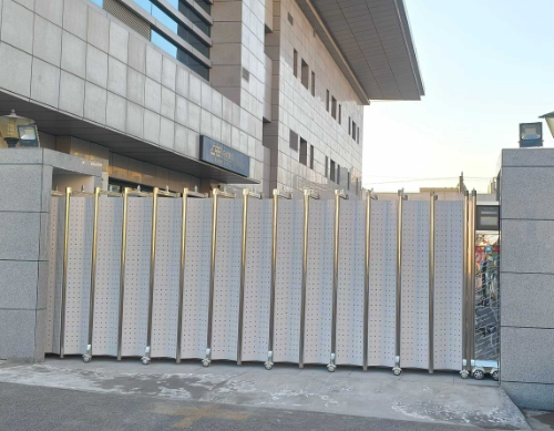 英龍智能雄鷹封板款電動伸縮門進駐河南鄧州東站